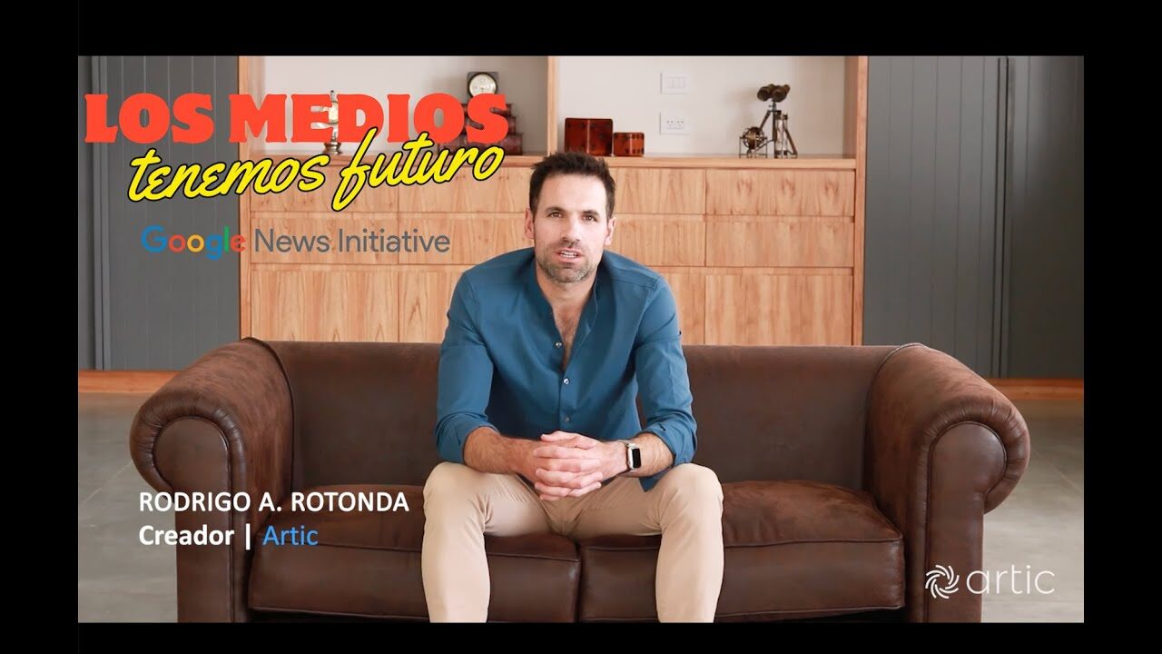 Rodrigo A. Rotonda, creador de Artic, sentado en un sillón durante la entrevista.